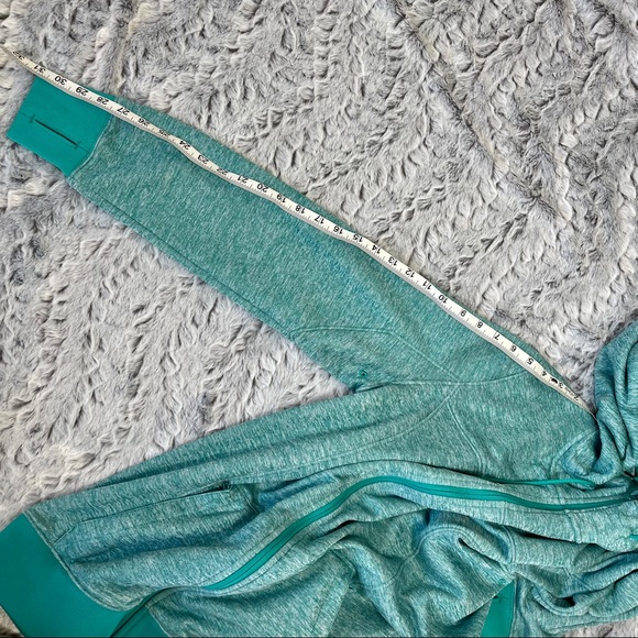 Oakley Wind and Water Resistant Hooded Jacket - Picture 7 of 15